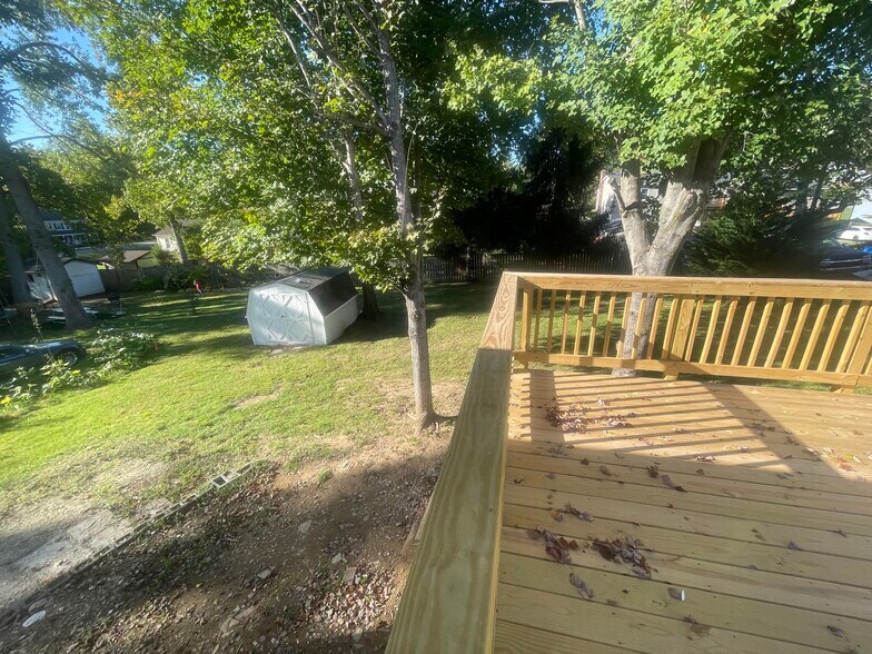 Building Photo - 221 Fallsway Ln