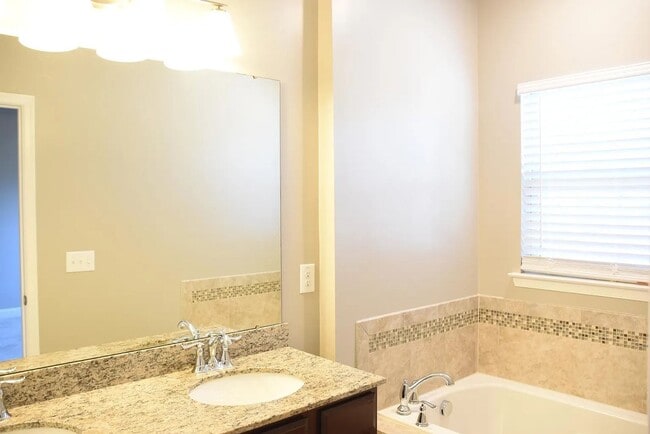 Building Photo - Stylish Apex Townhome Near Beaver Creek Shopping & Dining