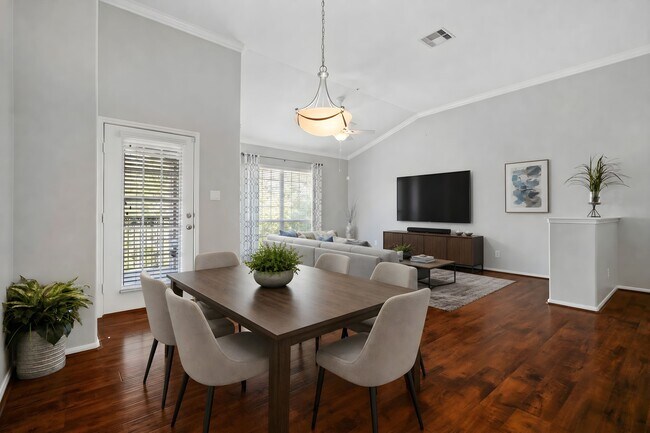 Building Photo - 6607 Lake Woodlands Dr