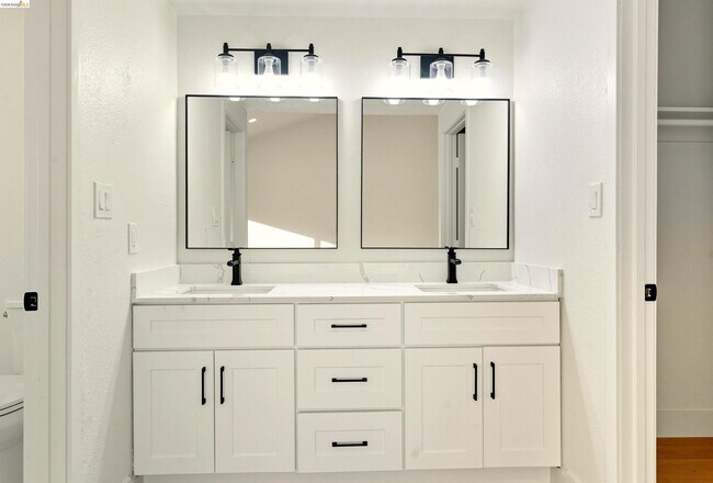 Building Photo - 11 Paddock Ct