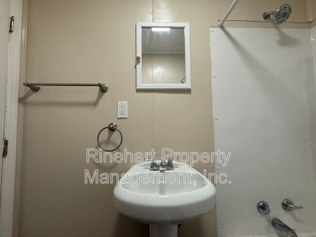 Building Photo - 242 S Cherry Rd