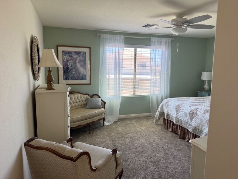 Owners Suite - 900 W Broadway Ave