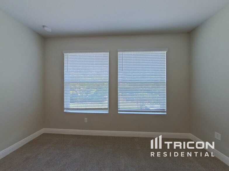 Building Photo - 5564 Silver Sun Dr