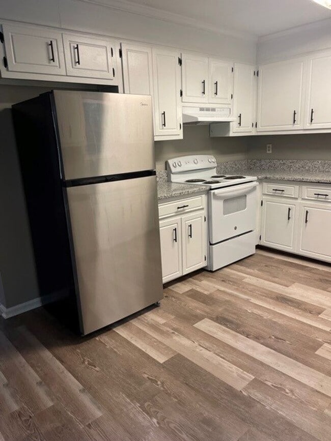 Building Photo - Available NOW – Renovated 3 Bedroom, 2 Bat...