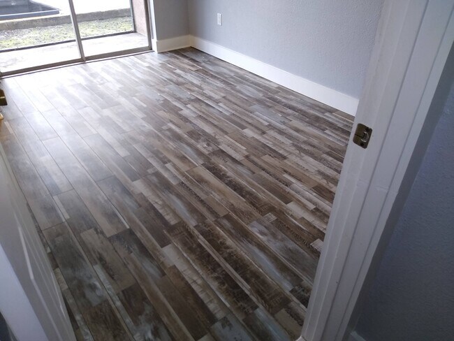 Building Photo - Blue Pointe