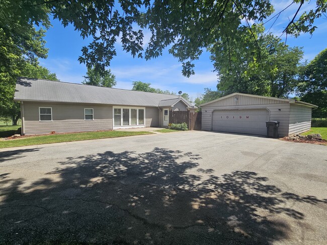 Building Photo - 1019 W 150 N