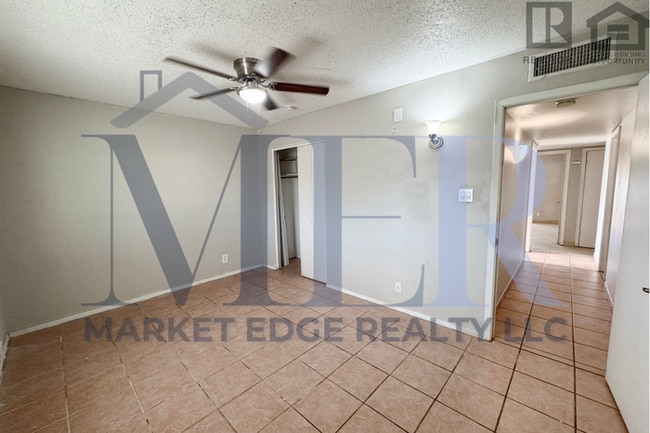 Building Photo - 4Bed/3Bath House at Broadway/Mill Ave! $199 MOVE-IN SPECIAL! Ready for Immediate Move-In! -- RV GATE