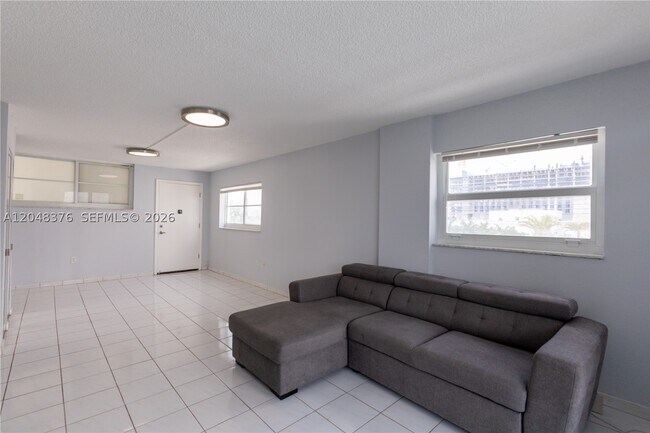 Building Photo - 1750 James 7L