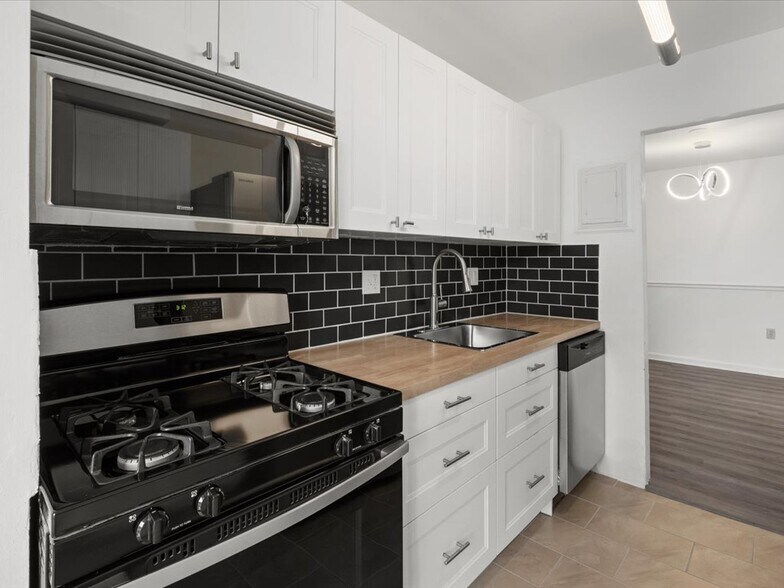 Building Photo - 5608 Bloomfield Dr