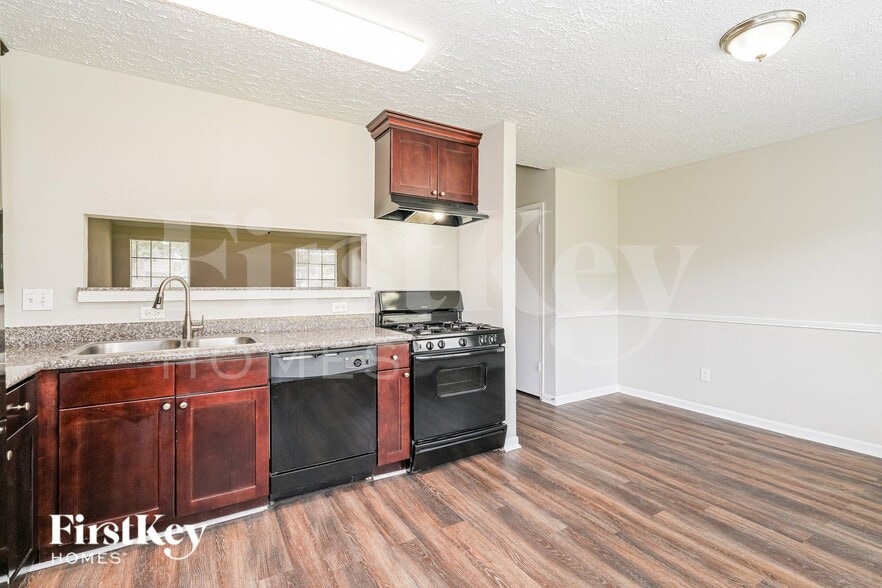 Building Photo - 16826 Rockstone