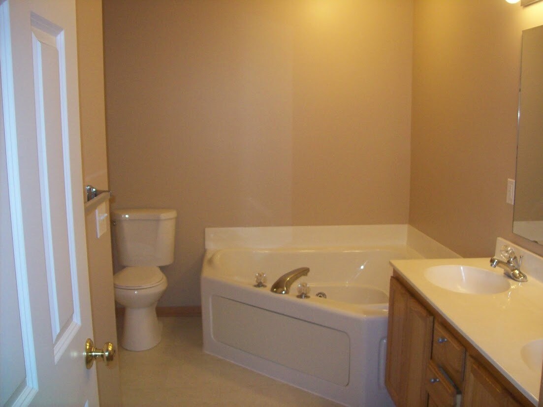 Corner tub - 20617 Erin Way