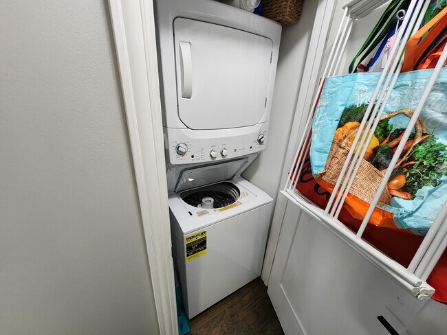 Building Photo - 400 N La Salle Dr