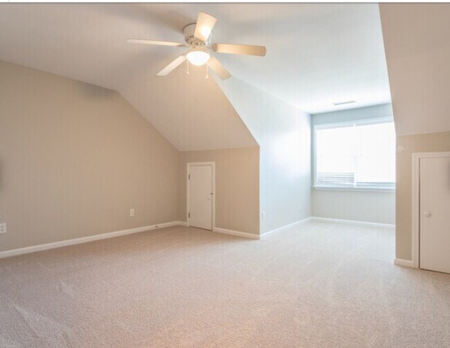 Building Photo - 511 Elm Ave