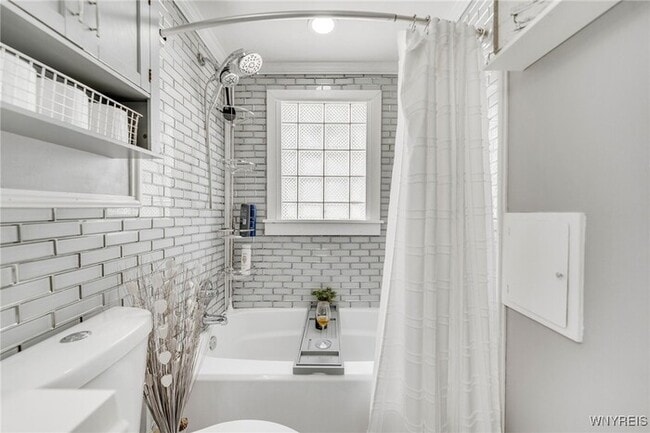 Building Photo - Welcome to this beautifully updated, move-...