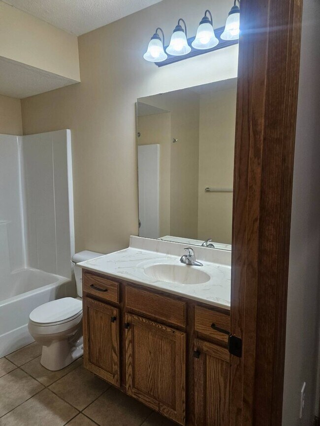 Building Photo - WOW! Look at this property ! You cant beat this price in NIXA-3200 SQ FT