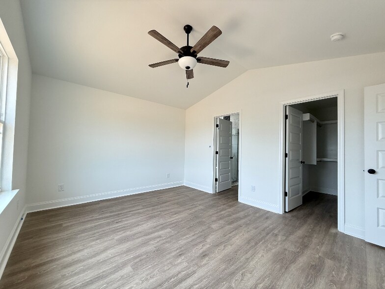 Building Photo - 1065 Javier Dr