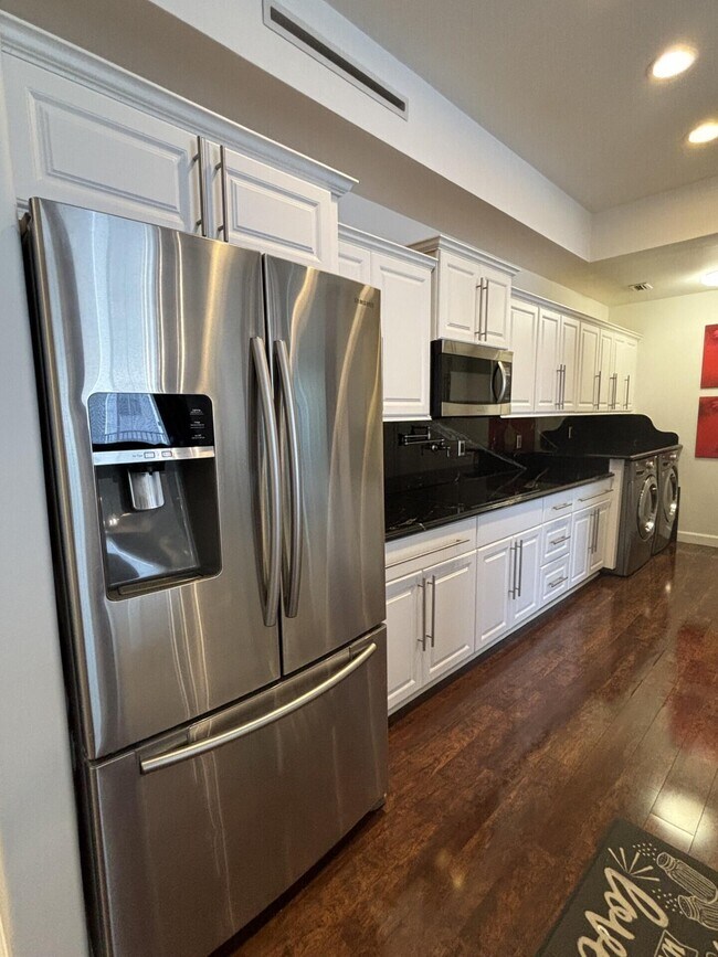 Building Photo - 10440 SW Stephanie Way