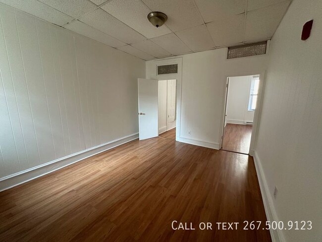 Building Photo - Spacious 3BR/1BA unit available Now.   New...