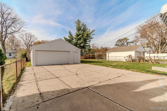 Building Photo - Beautifully Updated 3-Bedroom Home with Finished Basement & Spacious Backyard in Prime Royal Oak ...