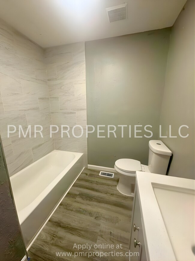 Building Photo - 3 Bedrooms / 2 Bathrooms House