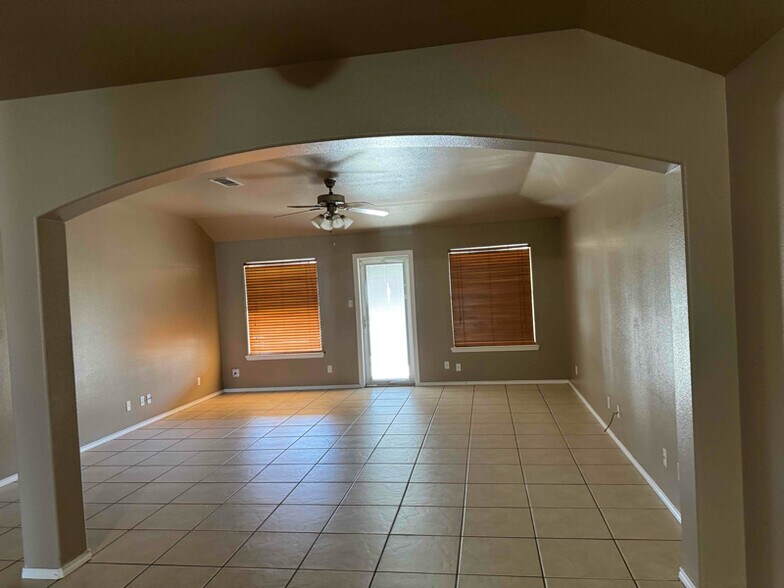 Building Photo - 5541 Medford Ct