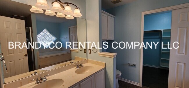 Building Photo - 4509 Twin Oaks Cir