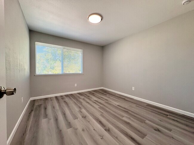 Building Photo - Beautifully updated Auburn apartment!