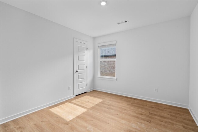 Building Photo - 813 Heeler Ave