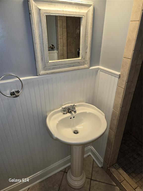 Building Photo - 2141 Meadowlane Dr