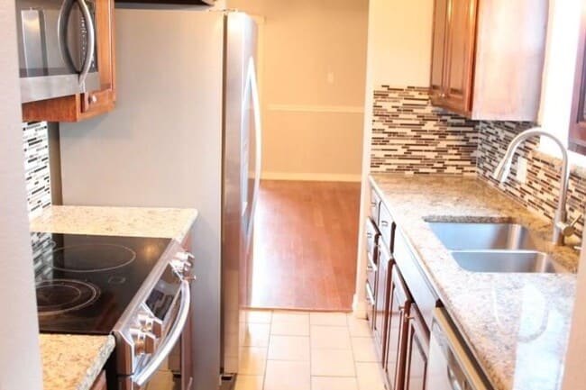 Building Photo - 2 Bedroom, 2.5 Bath, Water Included in Rent!
