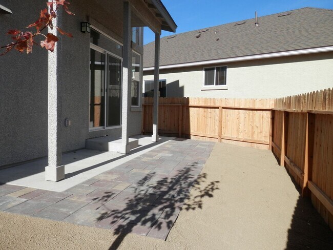 Building Photo - Fabulous home in a gated community with over 1500 sq ft, open floor plan, 3 bed, 2.5 bath