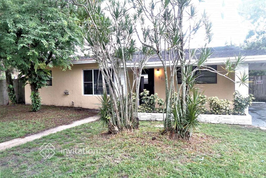 Building Photo - 883 W Country Club Cir