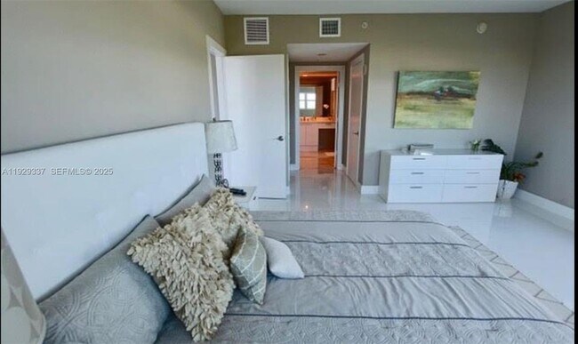 Building Photo - 14951 Royal Oaks Ln