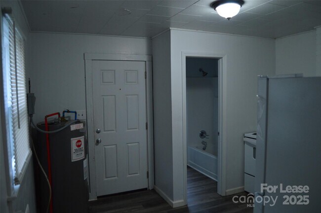 Building Photo - 511 S Elm St