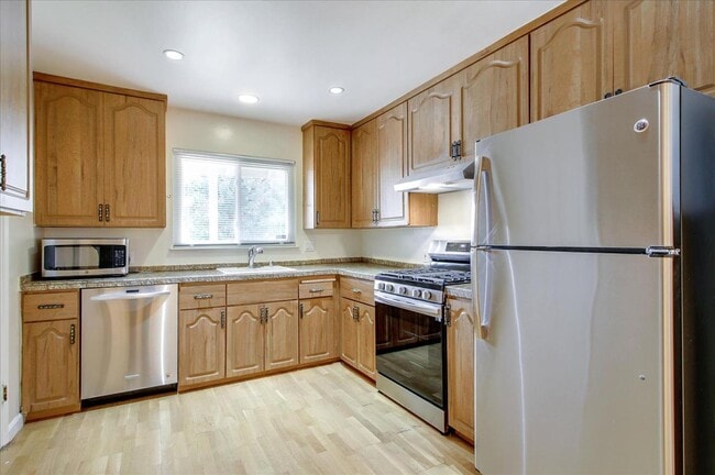 Building Photo - 1535 San Joaquin Ave