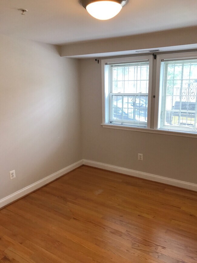 Building Photo - Great Opportunity In H St