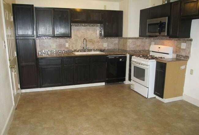 Building Photo - Super Cute 3/2 Rancho Cordova Home!! **Ple...