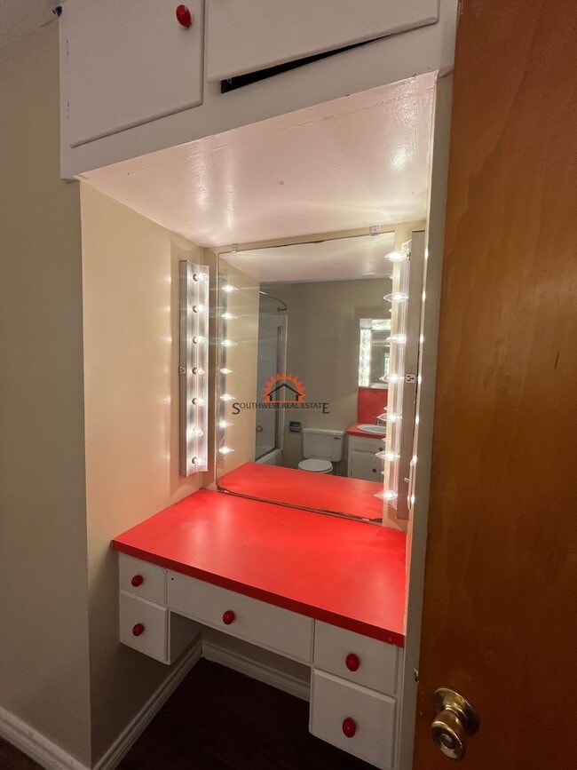 Building Photo - Spacious 3 bedrooms 1.5 baths home with 1 ...