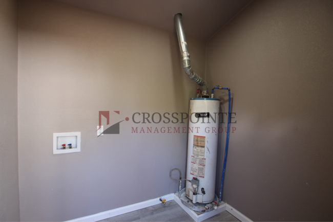 Building Photo - Versatile 2 Bedroom, 2 Bath Duplex-Tour Today!