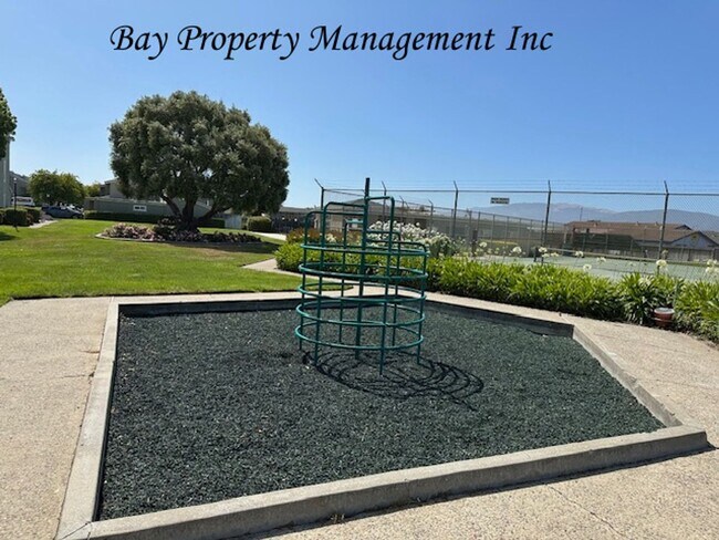 Building Photo - Charming 3-Bedroom Townhouse in Los Olivos...