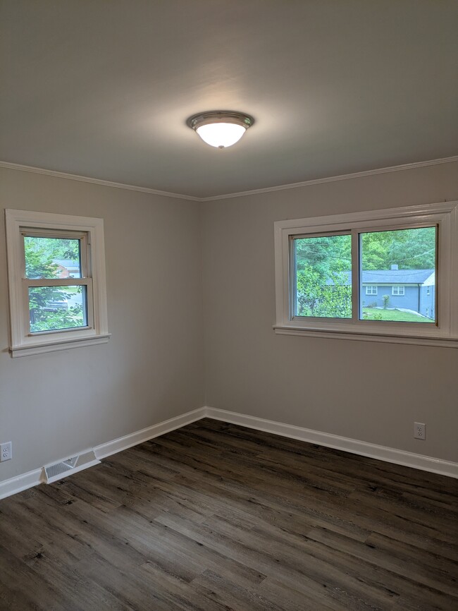 Building Photo - 1002 Hemlock Dr