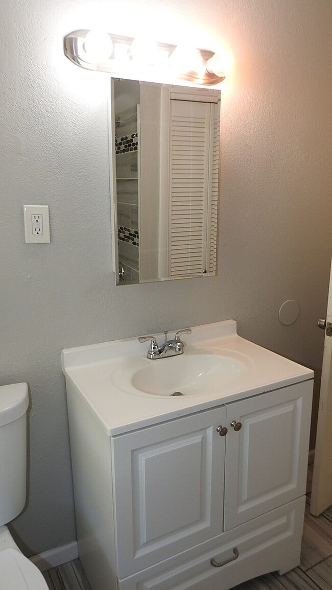 Building Photo - Beautiful 4-bedroom, 2 full baths home located in Independence, MO.