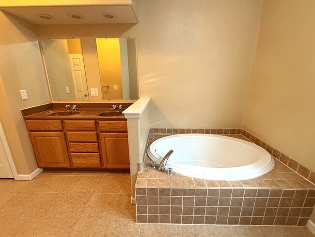 Building Photo - Gorgeous 4 bedroom with Triple Garage