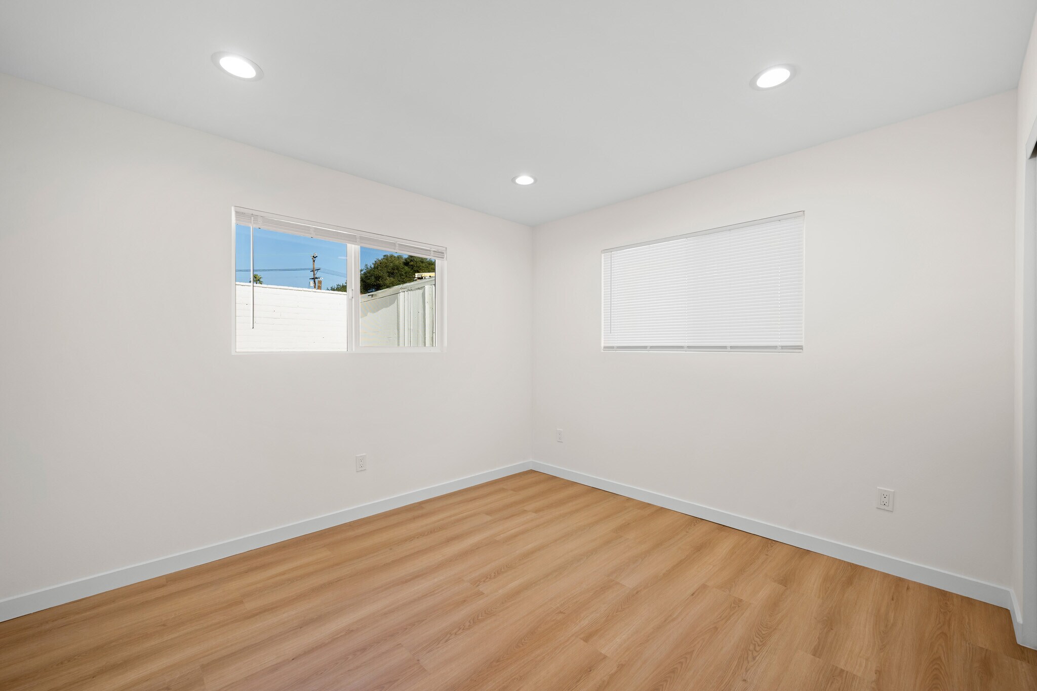 Building Photo - 7649 Thousand Oaks Dr