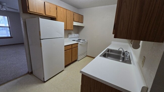 Building Photo - Ground Level 1 Bedroom Apartment w/ Washer/Dryer Connections