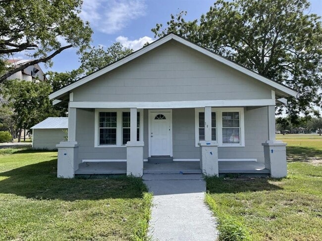 Primary Photo - 3 bed, 1 bath with lots of updates! New fl...