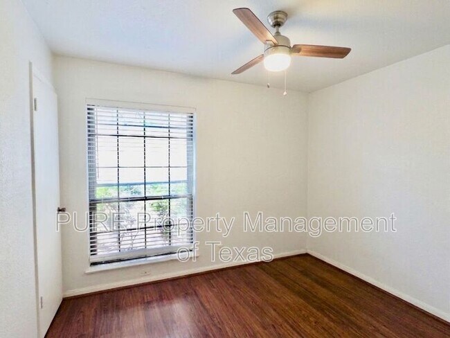 Building Photo - 3000 Lakeside Dr
