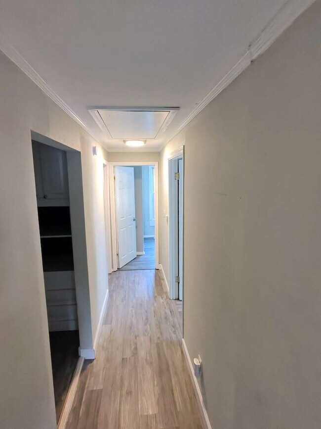 Building Photo - Spacious and Comfortable Living on Buddie Avenue