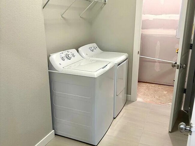 Building Photo - 4190 S Park Dr