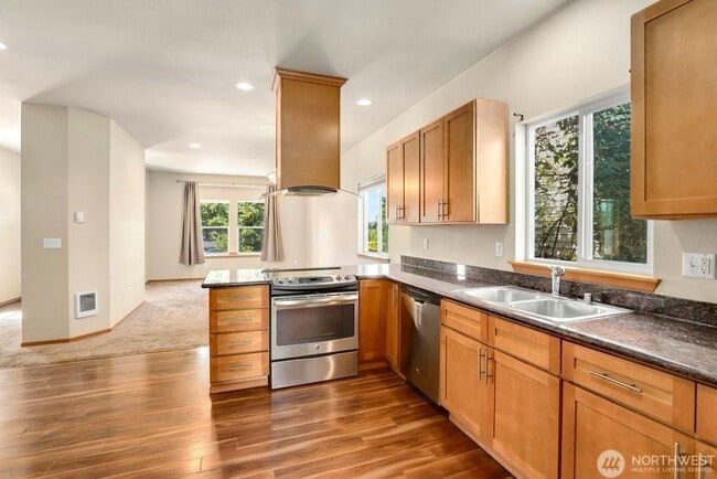 Building Photo - Amazing 3 Br 2.5 bath 2 car gar home in Ta...